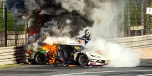 „Supereroul” de pe pista din Shanghai: Un pilot olandez și-a scos rivalul dintr-un Ferrari cuprins de flăcări la cursa China GT
