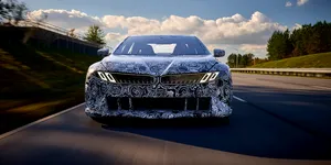 Viitorul BMW M3 își etalează aripile evazate într-un nou set de fotografii spion