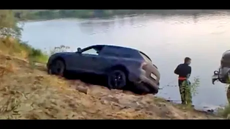VIDEO: Unui Porsche Cayenne împotmolit îi explodează cauciucul!