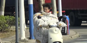 Video / „Costume-plapumă”, adaptări ingenioase pentru utilizatorii de scutere