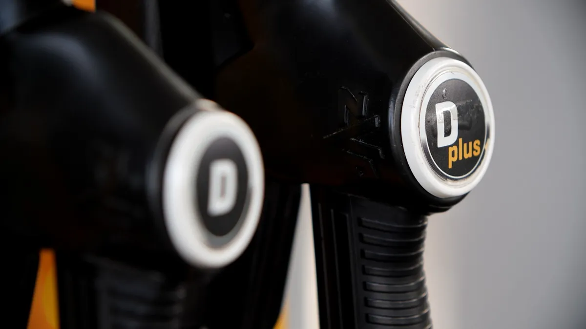 Cu cât s-a scumpit plinul de carburant într-un an de zile