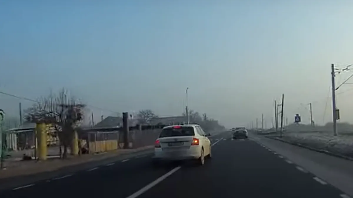 O Skoda Fabia face o depășire la limită, o oră mai târziu karma o ajunge din urmă, chiar în viraj - VIDEO