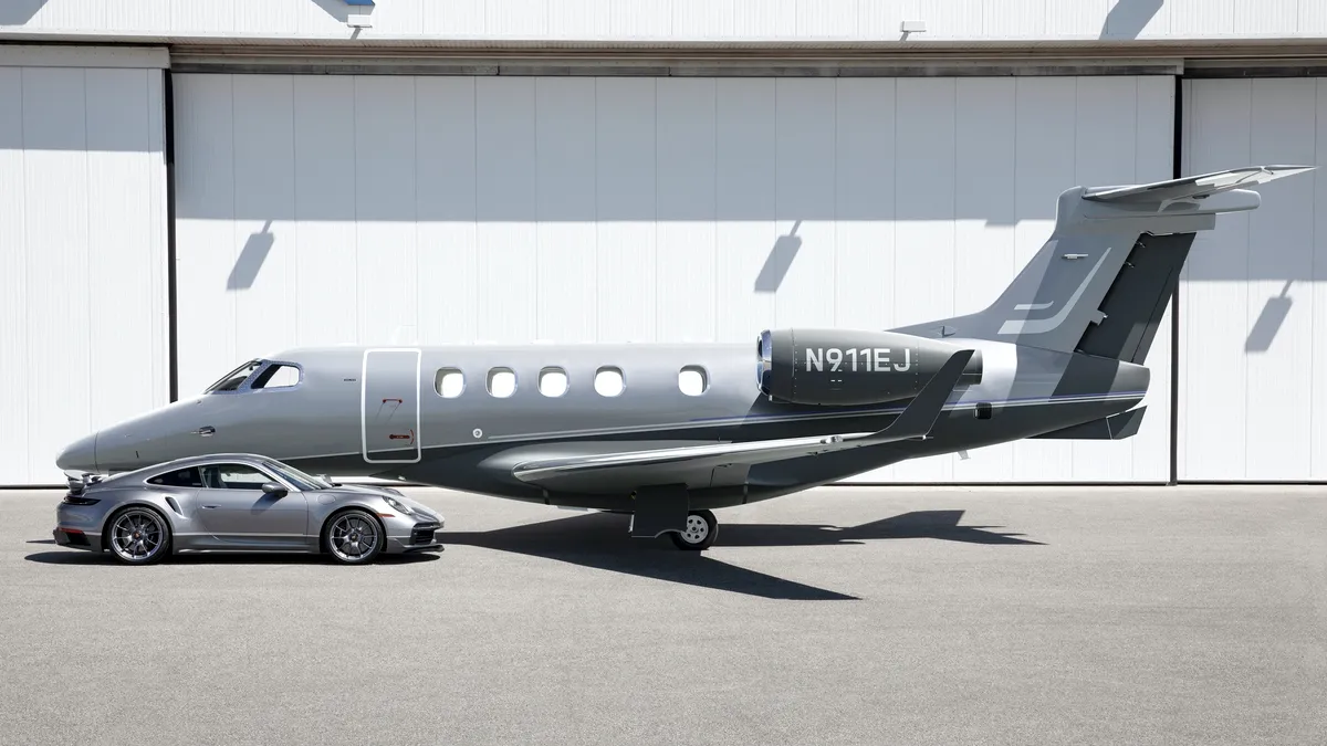 Pachet avantajos: avion Phenom 300E și un Porsche 911 Turbo S - GALERIE FOTO