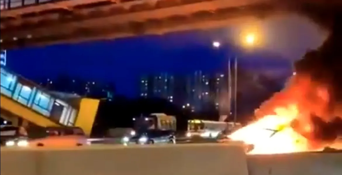 Momentul în care o Tesla Model 3 a luat foc la Moscova. Explozia a fost surprinsă de camere – VIDEO