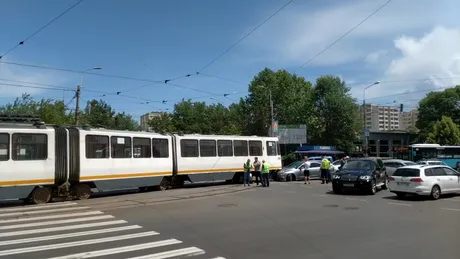 Un tramvai a deraiat și a lovit o mașină în București - VIDEO