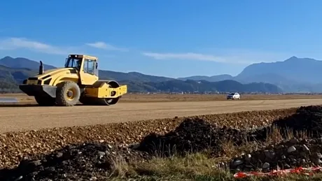 Primul strat asfaltic din Autostrada Comarnic-Braşov ar putea fi turnat până la venirea iernii - VIDEO