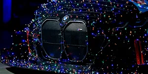 Proiect inedit de Crăciun: BMW i4 Racing „Elsa”, decorat cu 5.700 de LED-uri, pe străzile Brașovului