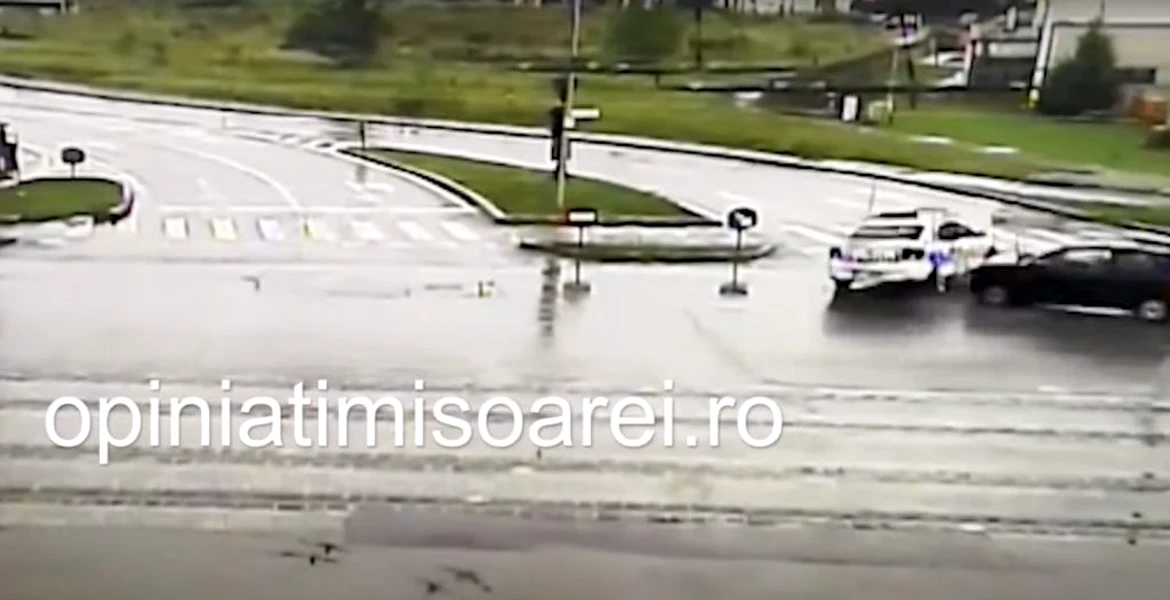 O mașină de Poliție este lovită în plin într-o intersecție din Timișoara – VIDEO