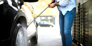 Cum speli mașina la self-wash. Care e ordinea corectă și ce greșeli îți pot afecta caroseria
