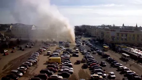 Un gheizer uriaş erupe într-o parcare. Ruşii îşi văd de treabă... VIDEO