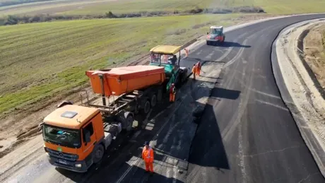 Se toarnă asfaltul pe drumul expres Craiova Pitești. Când vor fi gata lucrările