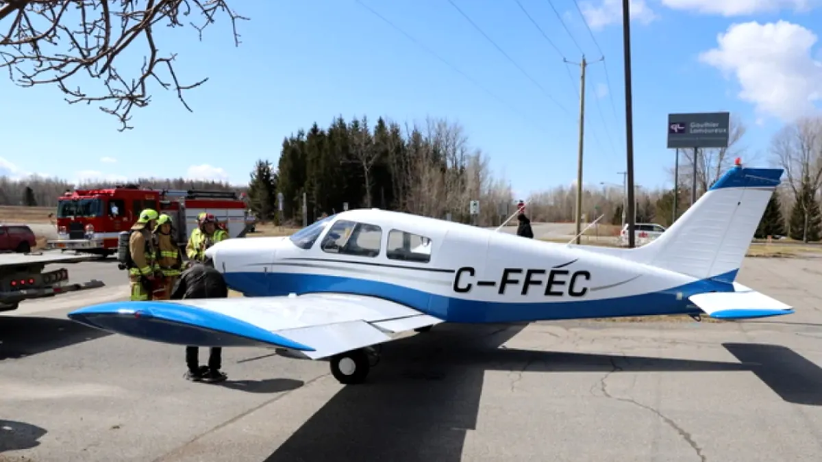 Un avion a aterizat printre mașini pe autostradă - VIDEO