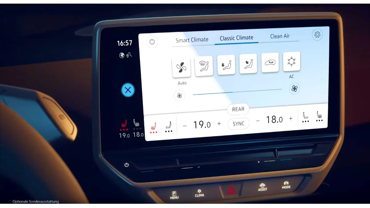 Primele imagini cu interiorul lui Volkswagen ID.3. Hatchback-ul electric aduce ceva special pe coloana de direcţie - GALERIE FOTO