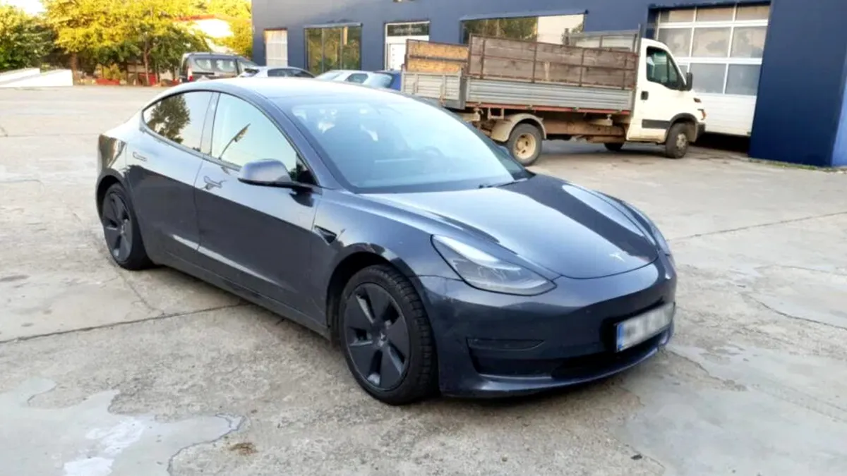 O Tesla Model 3 se vinde pe Autovit la un preț destul de mic. Mașina are kilometri puțini, dar vine cu o mare problemă