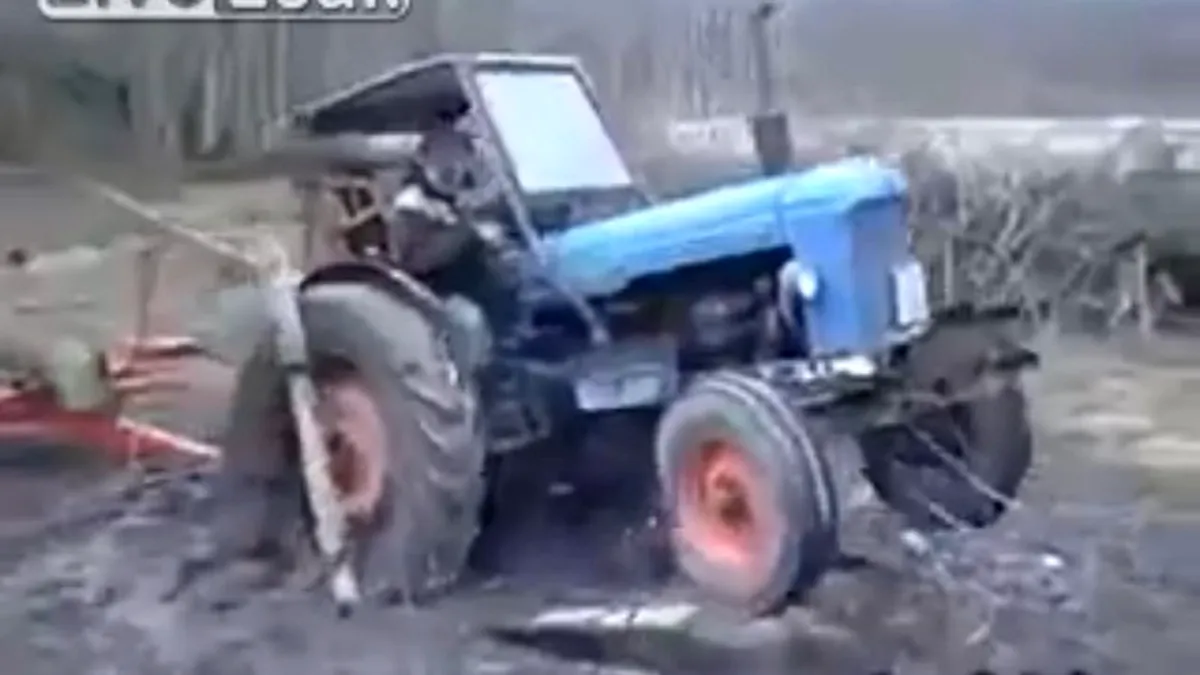 Cum să scoţi un tractor din noroi. VIDEO