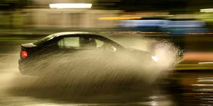 2025: Acvaplanarea, cel mai mare pericol pentru șoferi când plouă abundent. Cum trebuie să frânezi dacă e apă pe șosea