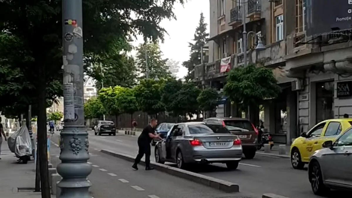 Un șofer de BMW și-a lăsat mașina în mijlocul străzii 10 minute. A coborât să-și ia o cafea