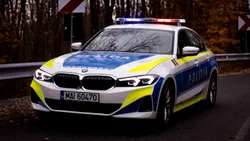 Un șofer a fost reținut pentru că circula cu numere diplomatice false și cu identitate falsă