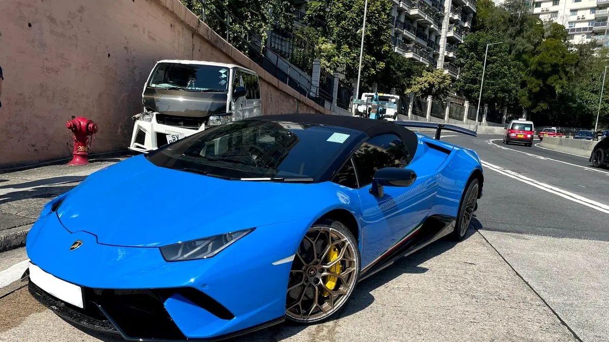 Momentul în care un Lamborghini Huracan scăpat de sub control lovește un microbuz - VIDEO