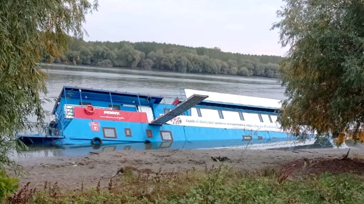 România de mântuială: Un ponton inaugurat acum o lună „cu șapte foarfeci” s-a scufundat