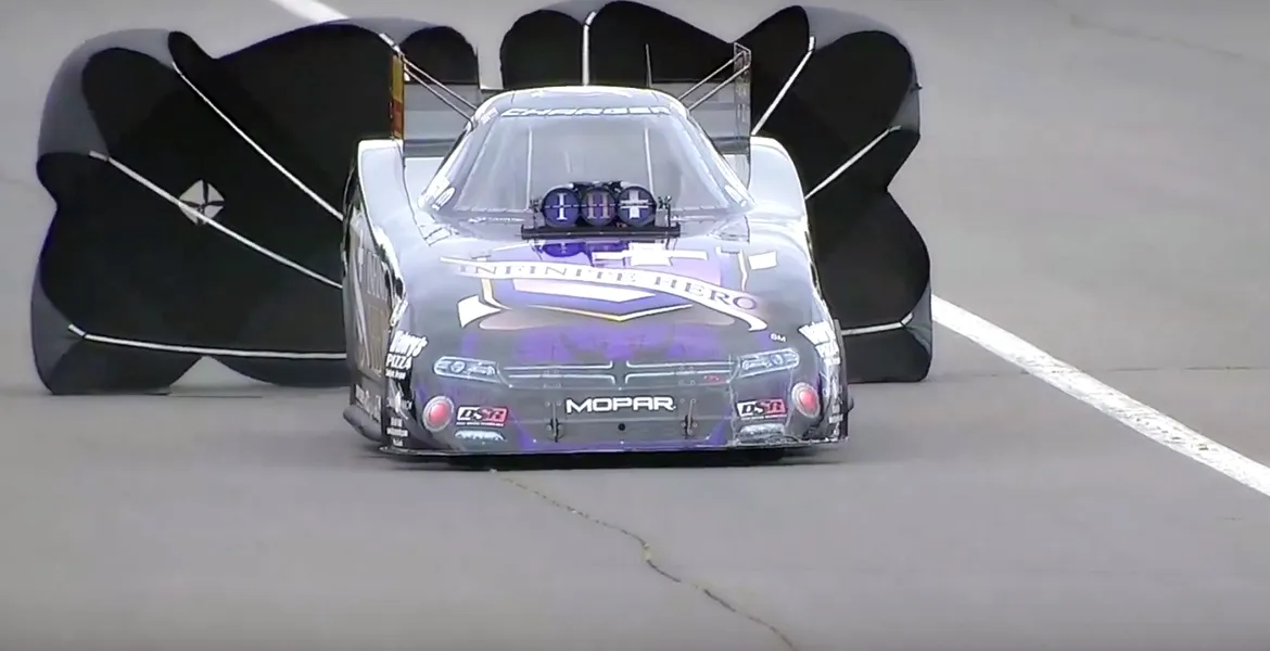 Record mondial funny cars: 0-300 m în 3,912 secunde [VIDEO]