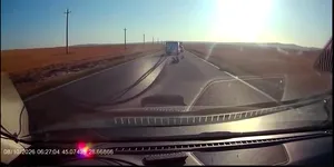 Video | Imagini tulburătoare: Momentul când un copil neasigurat cade dintr-o mașină pe un drum din România