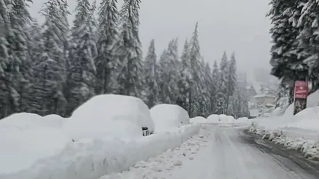 Mașinile turiștilor care au plecat la Rânca în vacanță au fost îngropate în zăpadă
