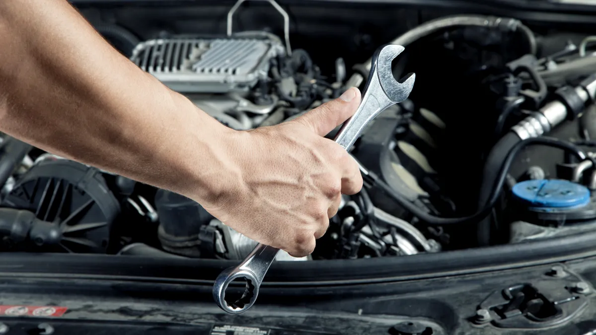 Cel mai cinstit mecanic auto. Clienţii primesc „garanţia” că face treabă bună [VIDEO]