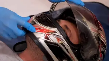 Cum se acordă primul ajutor pentru un motociclist rănit într-un accident rutier - VIDEO