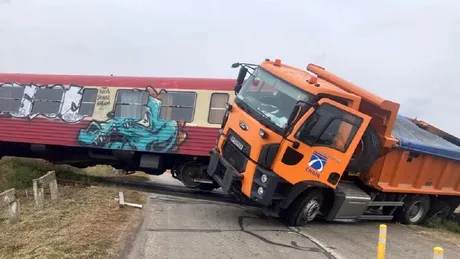 Un tren a lovit în plin un camion la o trecere la nivel cu calea ferată