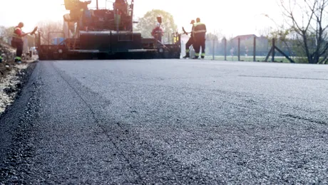 Daune morale de 25.000 de lei pentru o stradă neasfaltată. Primăria, obligată să construiască drumul și să facă trotuar