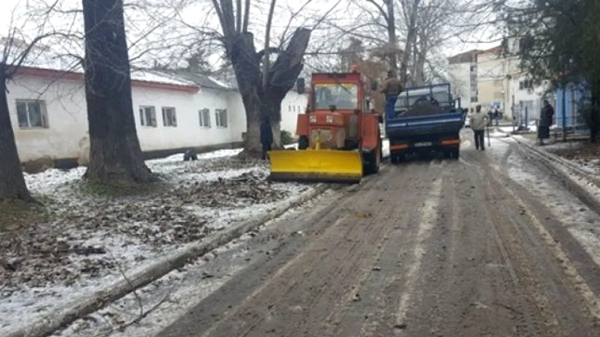 În Vrancea se asfaltează în plin Cod Portocaliu de vreme rea