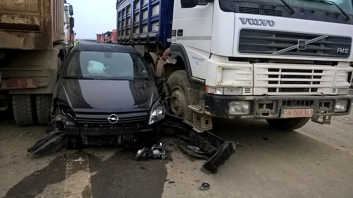 Şoferul ghinionist blocat între două camioane pe o autostradă închisă din România explică ce s-a întâmplat - GALERIE FOTO