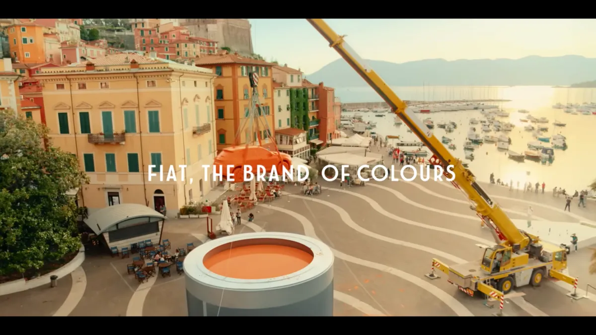 Fiat renunță la culorile monotone. Compania a scufundat noul 600e în vopsea portocalie - VIDEO