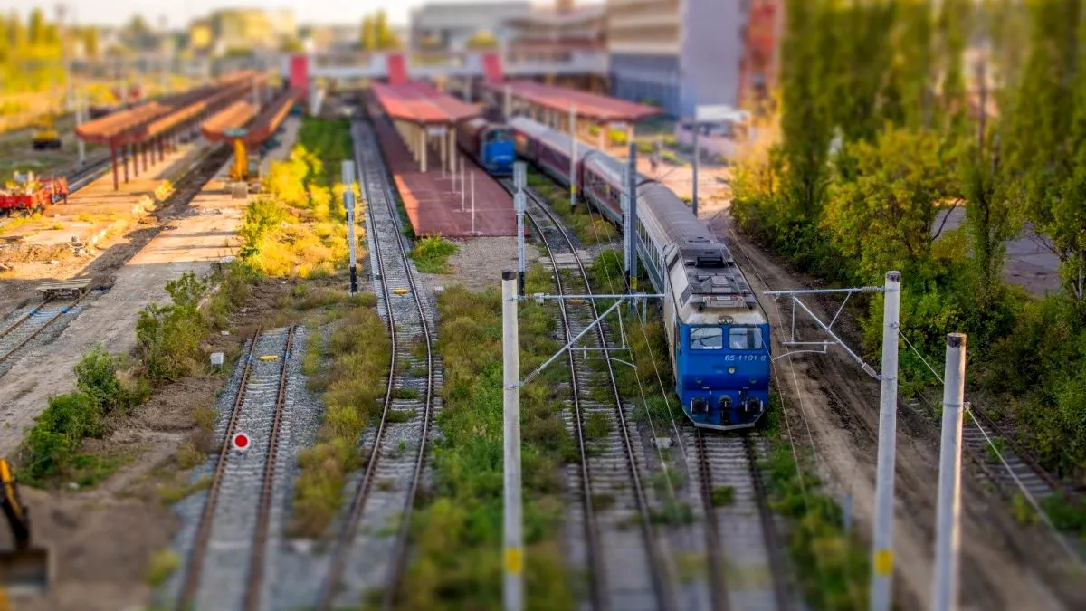 Dacă tot nu avem autostrăzi autoritățile din România se gândesc la transportul mașinilor cu trenul