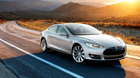 VIDEO. Proprietarul unei Tesla și-a aruncat mașina în aer cu dinamită. Din ce motiv