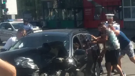 Un SUV Volvo s-a ciocnit cu un break BMW în trafic. Cum arată cele două mașini