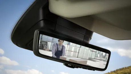 Primul model de la FCA care primește oglindă retrovizoare digitală nu este Maserati