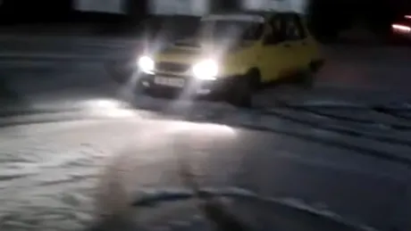 Supertare! Dacia la treabă pe zăpadă. Cineva ştie bine cu volanul [VIDEO]