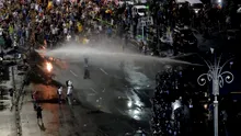 8 ani de la 10 august. Marile controverse, de la „gazul ucigaș” la camionul cu pietre „adus de Dragnea”. Mărturiile unui șef al Jandarmeriei: „S-a tras cu gaz neconform de pe clădirile din piață. Nu a fost jandarmeria”
