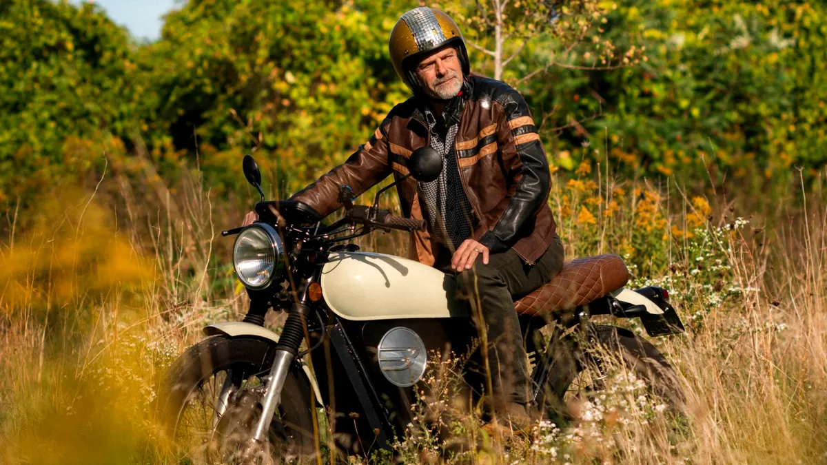 O firmă canadiană salvează motocicletele și mașini vechi de la casare și le transformă în vehicule electrice