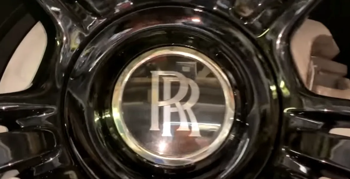 Cum se schimbă uleiul la un Rolls-Royce Phantom – VIDEO