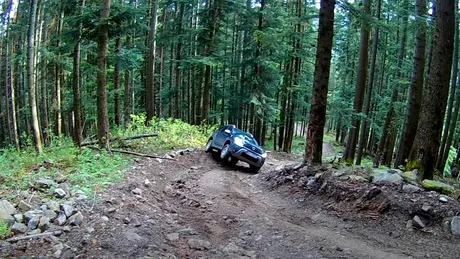 Dacia Duster, în pragul unui dezastru în off-road. Se răstoarnă sau nu se răstoarnă? VIDEO