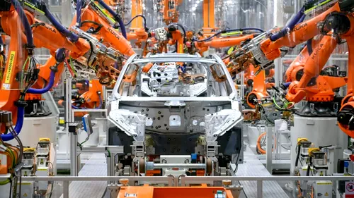 Dacia și Ford produc tot mai puține mașini în România. Scădere de 11% a producției în primele 9 luni din 2026