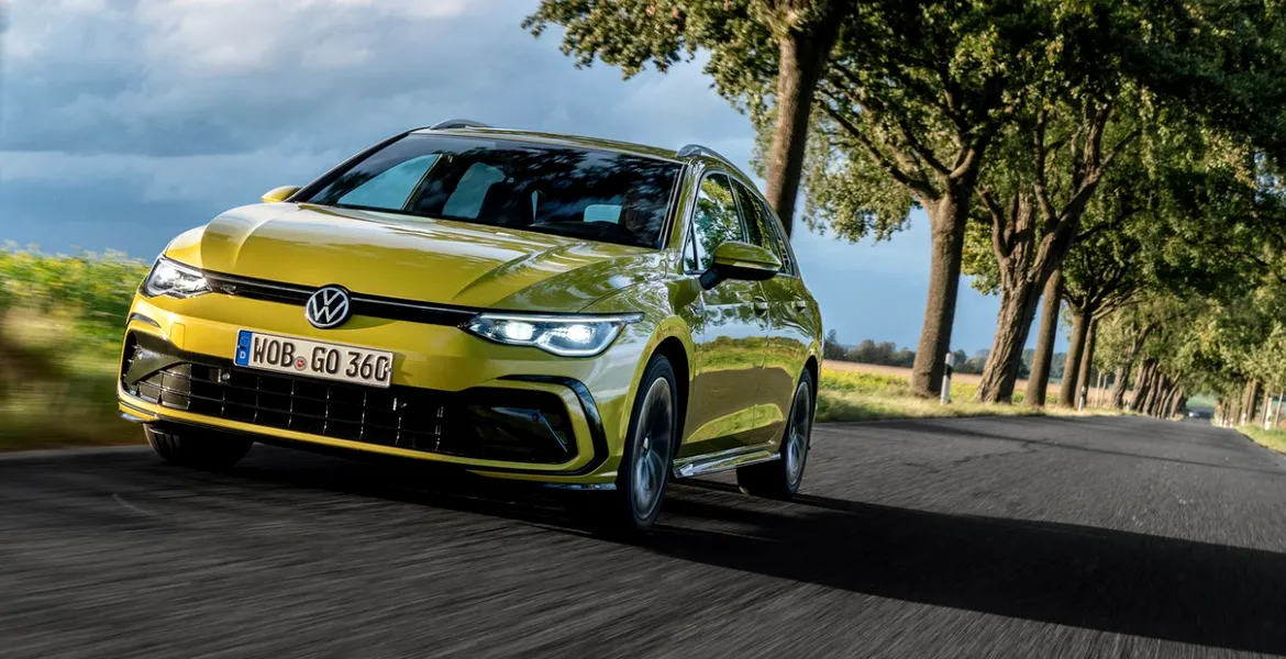 Noul VW Golf facelift, spionat fără urmă de camuflaj. Actualizarea va fi lansată în 2024