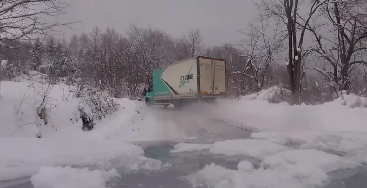 11 minute de drift pe gheaţă şi serpentine cu prăpastie pe ambele părţi (VIDEO)