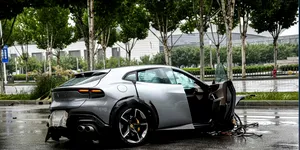 Ferrari Purosangue făcut daună totală în China. Mașina s-a rupt în două în urma accidentului – VIDEO