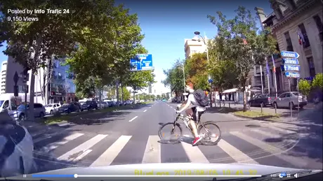 Video: Ce păţeşte un biciclist care traversează pe roşu în timp ce merge pe bicicletă?