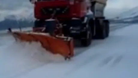 Strat nou de zăpadă pe Transalpina. Utilajele curăţă drumul - VIDEO