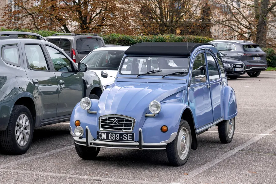 citroen 2cv intr-un loc de parcare